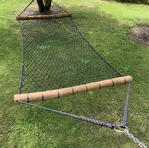 Hængekøje med robinie tværrafte. 90x220 cm liggeflade i sort 6mm net. Er med kæde ophæng som kan kortes op. 400 cm lang. 